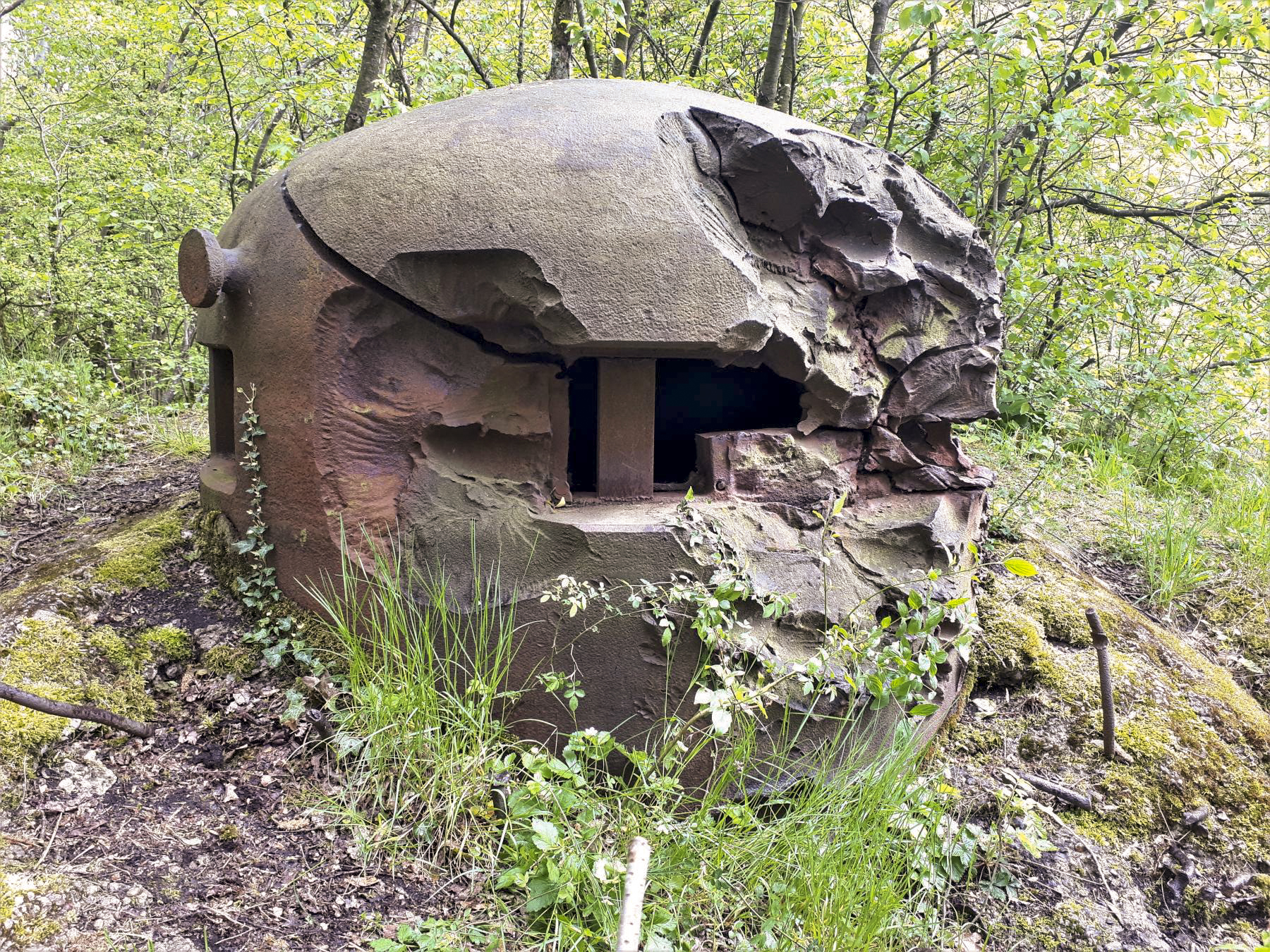 Ligne Maginot - KERFENT - A34 - (Ouvrage d'infanterie) - Bloc 2
Cloche GFM labourée par les obus de PAK 88 allemands