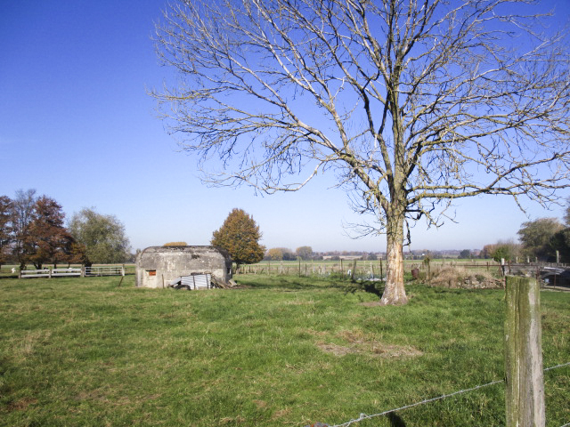 Ligne Maginot - BEF 551 - RUE de PRONEL Nord (Blockhaus pour arme infanterie) - Situé dans son environnement 
Vu de la D 126 - Rue Sadi Carnot