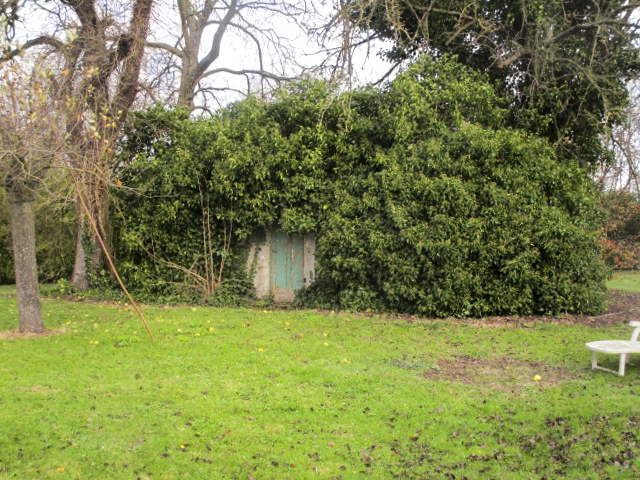 Ligne Maginot - BEF 637 - PONT-CAILLOU Nord (Blockhaus pour arme infanterie) - Le blockhaus, visible de la rue Molière, est situé dans une propriété privée.