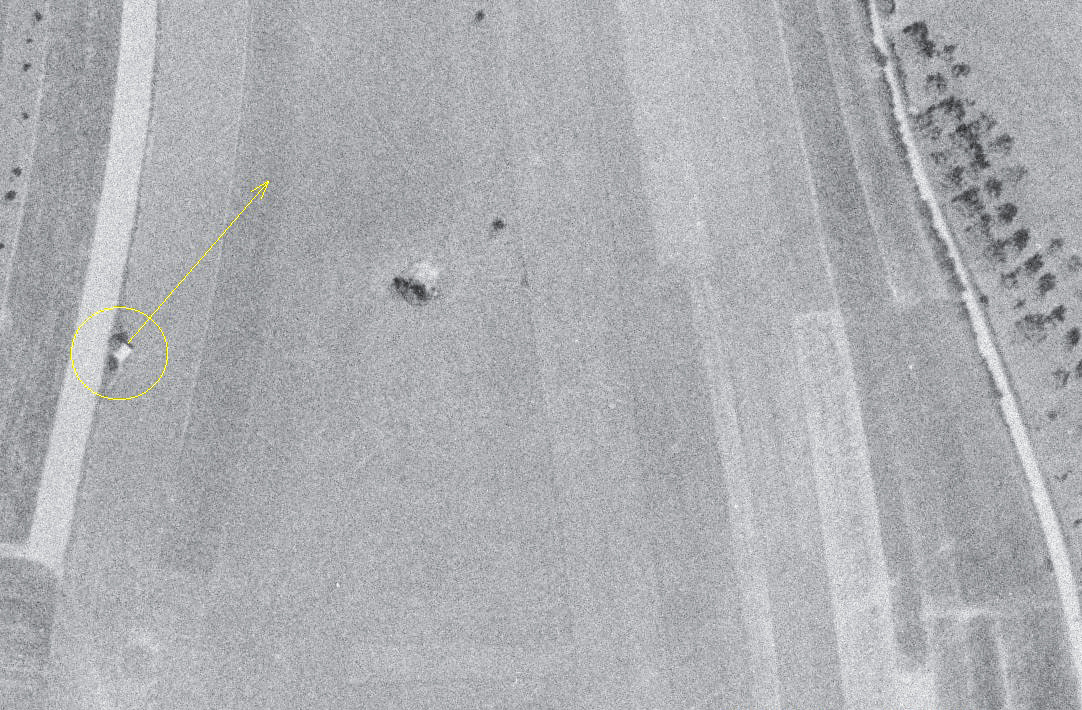 Ligne Maginot - BINING SUD 2 - (Blockhaus pour arme infanterie) - On voit encore la dalle sur cette photo aérienne de 1947 - IGN - Géoportail 1947