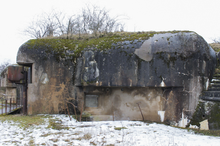 Ligne Maginot - WELSCHHOF - (Ouvrage d'infanterie) - Bloc 1
La facade Est et son créneau pour l'arme mixte