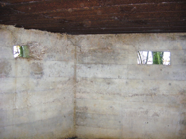 Ligne Maginot - GARTEN 2 - (Blockhaus pour arme infanterie) - L'intérieur
A gauche le créneau FM et à droite celui de la mitrailleuse