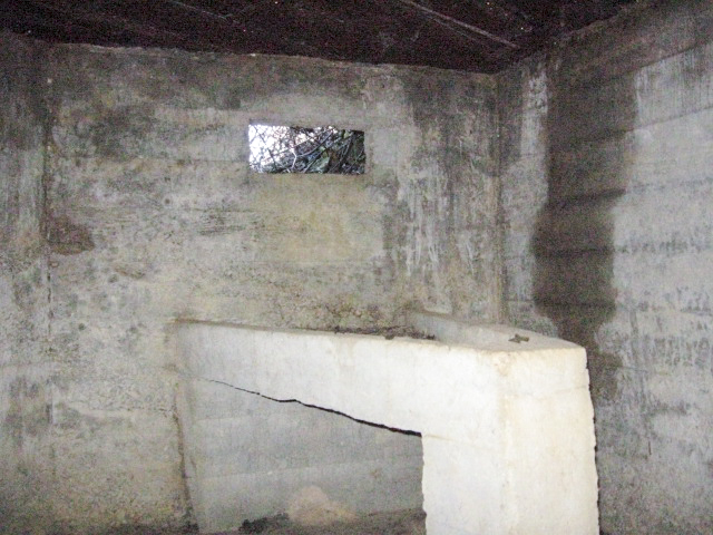 Ligne Maginot - GARTEN 5 - (Blockhaus pour arme infanterie) - Le créneau mitrailleuse et la tablette de tir - Christian LENHARD