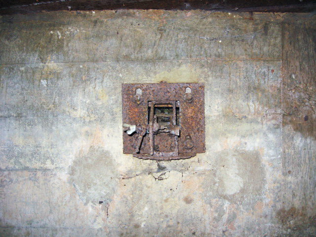 Ligne Maginot - GARTEN 5 - (Blockhaus pour arme infanterie) - Le créneau FM et le support de l'arme - Christian LENHARD