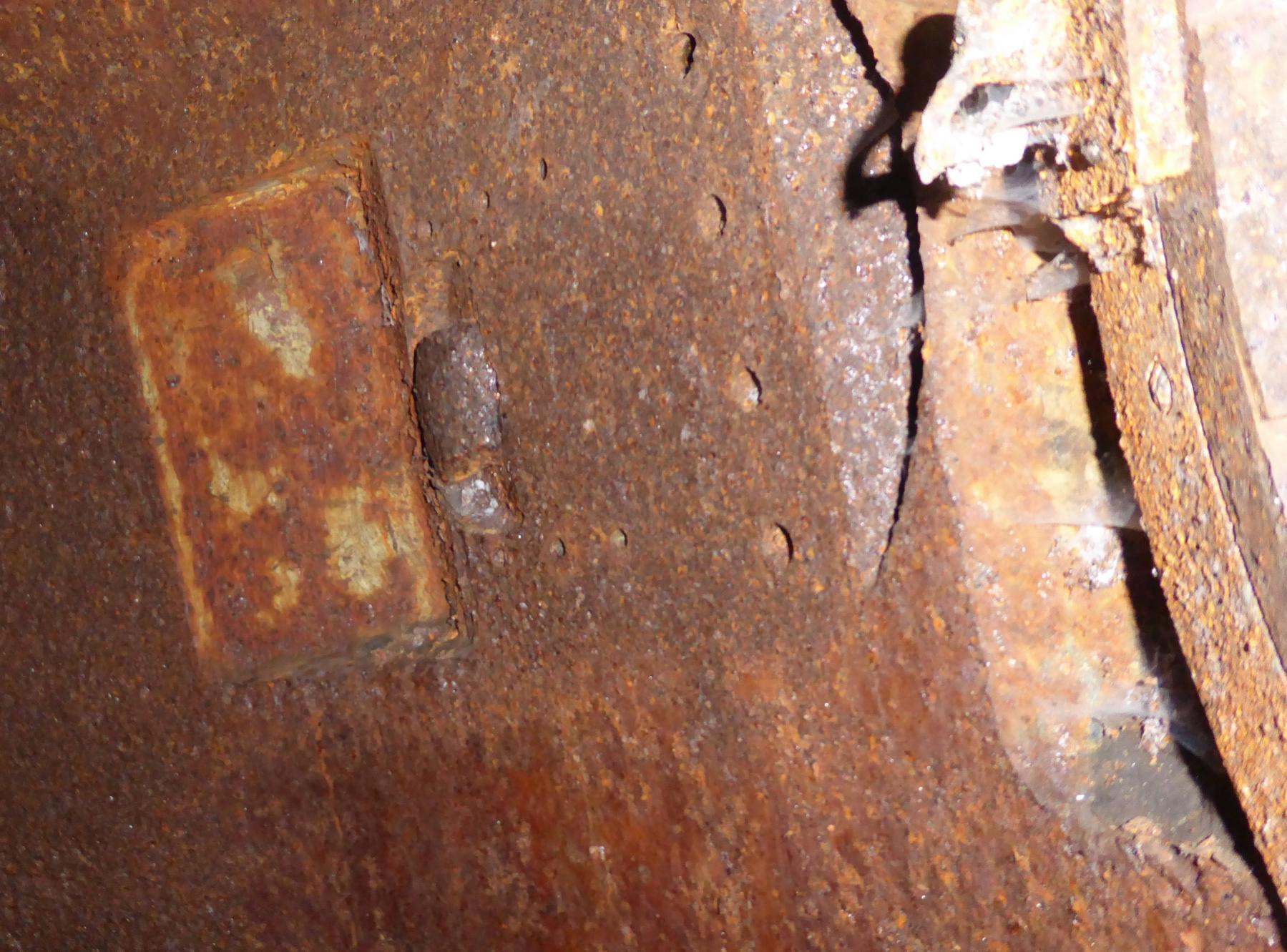 Ligne Maginot - DREVE SAINT ANTOINE - C6 - (Casemate d'infanterie - double) - Cloche JM convertie AM.
Vue intérieure de l'ouvreau d'observation gauche comblé et condamné. - François VILLARS