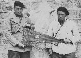 Ligne Maginot - 73° BAF - Camp des Fourches - Sur la photo, le Cne Vitoux  commandant le centre de résistance des Fourches et le SLt  Poitrey commandant une des SES du 73e BAF présentent le fanion italien de la 141° compagnie du bataillon alpin Bolzano 11° régiment alpin division Pusteria 
Le fanion porte l’emblème  
'Comme l'avalanche je descends, comme la tourmente je monte'