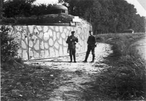 Ligne Maginot - CHRISTIAN (Casemate d'infanterie - Simple) - Vue de la casemate avec ses panneaux de crue camouflés relevés
