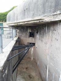 Ligne Maginot - OBERROEDERN SUD - RIEFFEL - (Casemate d'infanterie - Double) - Chambre de tir Nord
Fossé diamant et créneaux FM
Noter les supports du volet de masquage