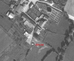 Ligne Maginot - CB126 - (Blockhaus pour arme infanterie) - Vue aérienne montrant le village de Cattenom en 1967. Le blockhaus Cb126 est bien visible.