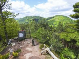 Ligne Maginot - KAPPELSTEIN - (Observatoire d'infanterie) - Une vue d'ensemble avec les sommets qui portent les châteaux du Hohenbourg, du Loewenstein et du Wegelnburg