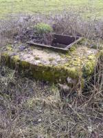 Ligne Maginot - CHAMOUILLETTE - (Central téléphonique isolé) - Le puits d'accès (couvercle manquant) et son massif bétonné.