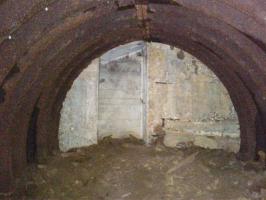 Ligne Maginot - CHAMOUILLETTE - (Central téléphonique isolé) - L'abri en 'tôle métro' traversé, la galerie bifurque à gauche.