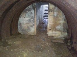 Ligne Maginot - CHAMOUILLETTE - (Central téléphonique isolé) - En retraversant l'abri en tôle 'métro', vu sur l'escalier et la galerie d'accès.