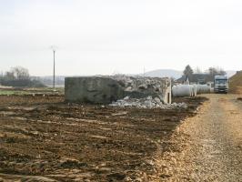 Ligne Maginot - CB118 - UNTERHAUSEN - (Blockhaus pour canon) - Une vue pour le situer par rapport aux habitations et au RFM 35 utilise comme support pour l'antenne pour la télé cablée