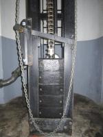 Ligne Maginot - OBERROEDERN SUD - RIEFFEL - (Casemate d'infanterie - Double) - Contrepoids du plancher mobile
levier de verrouillage/déverrouillage et chaîne de commande du plancher mobile (manoeuvre de secours)