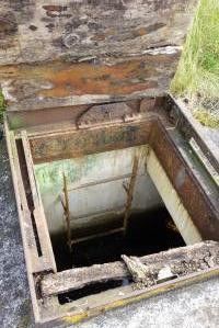 Ligne Maginot - I2 - (Chambre de coupure) - L'echelle et le trappe en bois
Le bloc est inondé