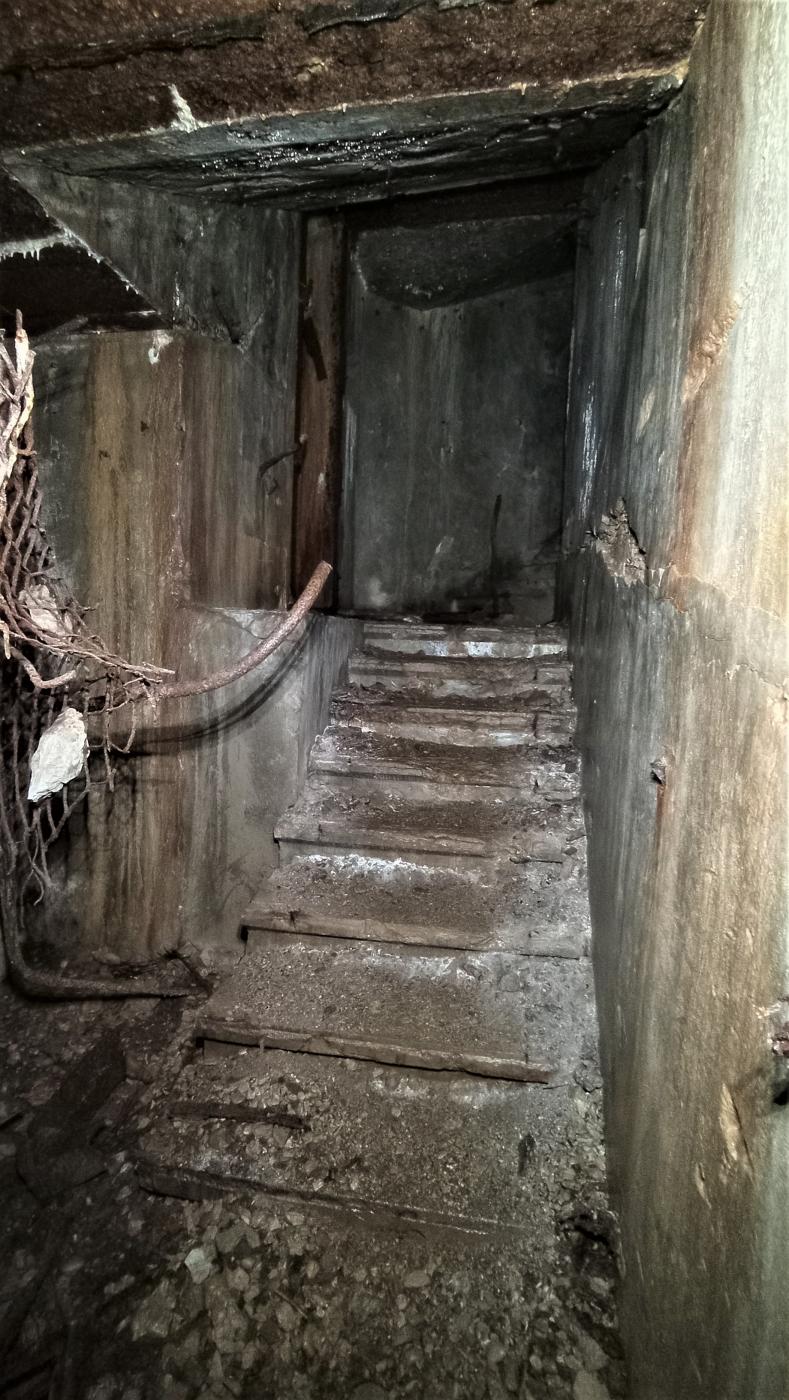 Ligne Maginot - HOCHWALD C2 - (Casemate d'infanterie) - Escaliers menant à la cloche JM