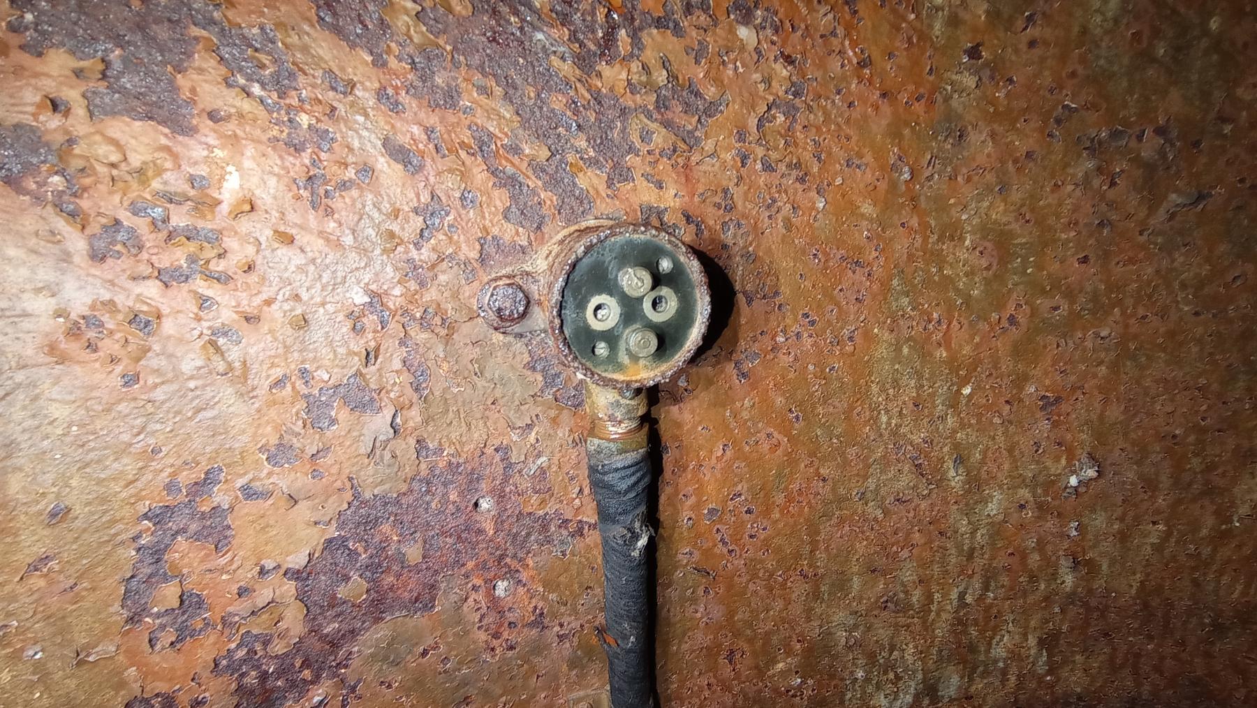 Ligne Maginot - HOCHWALD C2 - (Casemate d'infanterie) - Prise de courant dans la cloche GFM  - Baptiste GAUDIN