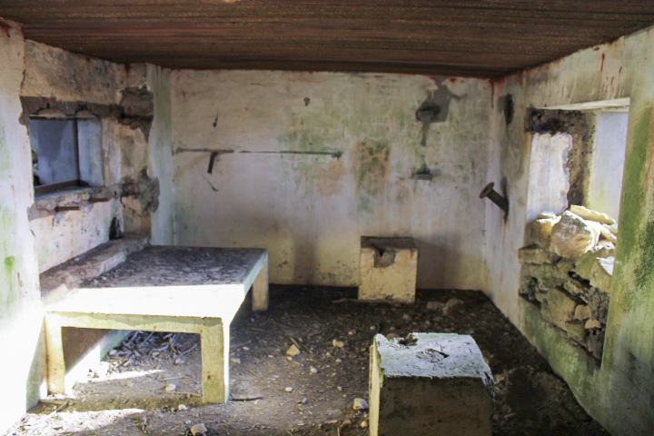 Ligne Maginot - KALKOFEN 3 - (Blockhaus pour canon) - La tablette pour le canon de 25 et les deux petits socles de fixation des bèches - Christian LENHARD