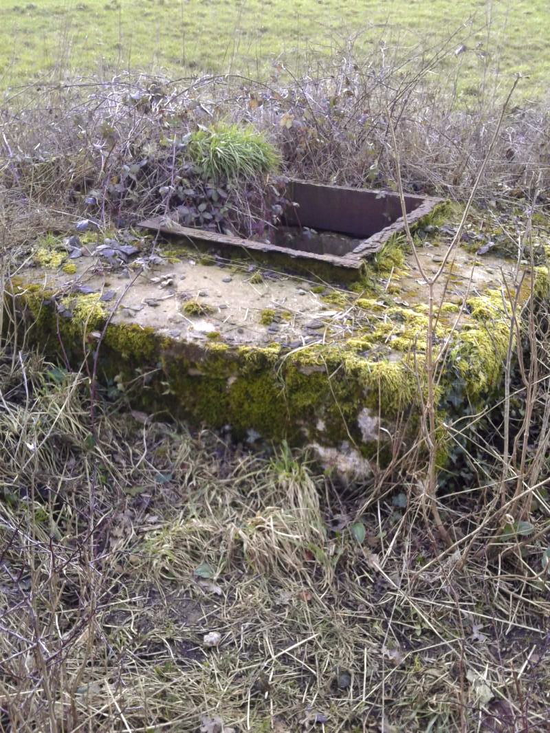 Ligne Maginot - CHAMOUILLETTE - (Central téléphonique isolé) - Le puits d'accès (couvercle manquant) et son massif bétonné.