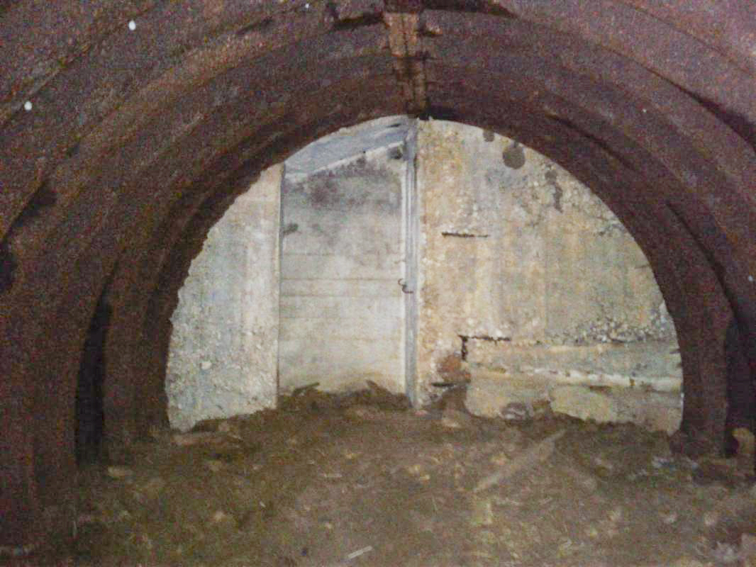 Ligne Maginot - CHAMOUILLETTE - (Central téléphonique isolé) - L'abri en 'tôle métro' traversé, la galerie bifurque à gauche.