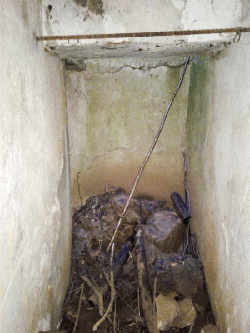 Ligne Maginot - CHAMOUILLETTE - (Central téléphonique isolé) - La galerie de liaison rejoint le puits d'accès (amas de terre) puis bifurque à gauche.