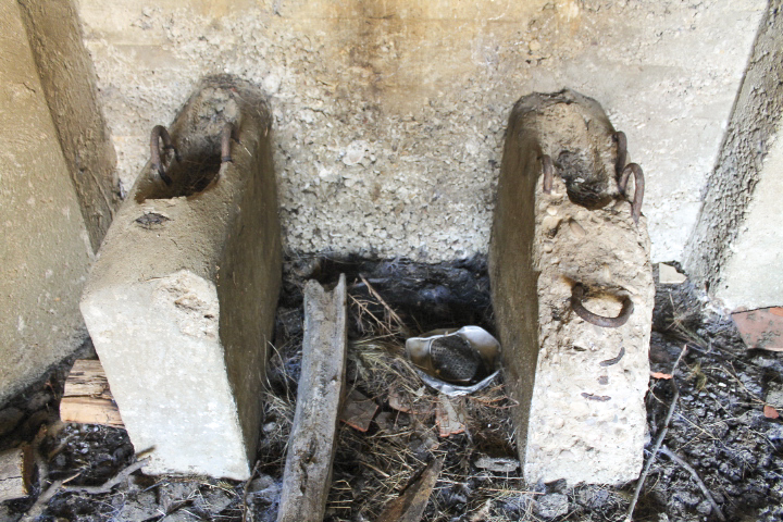 Ligne Maginot - MERRENBAND 2 - (Blockhaus pour canon) - Les socles pour le canon
On voit bien les évidements pour les roues du canon