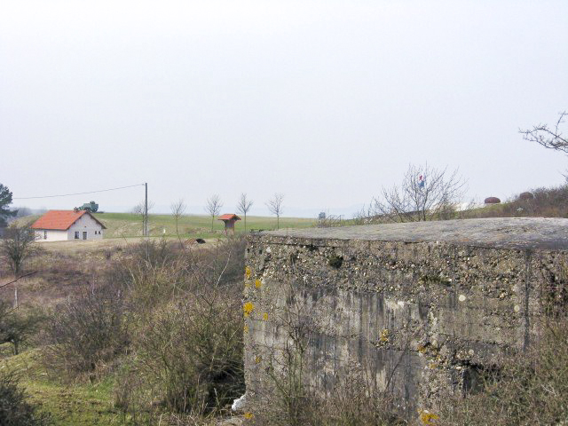 Ligne Maginot - MERRENRIED 1 - (Blockhaus pour canon) - Vue vers le bloc 2 du PO de Rohrbach