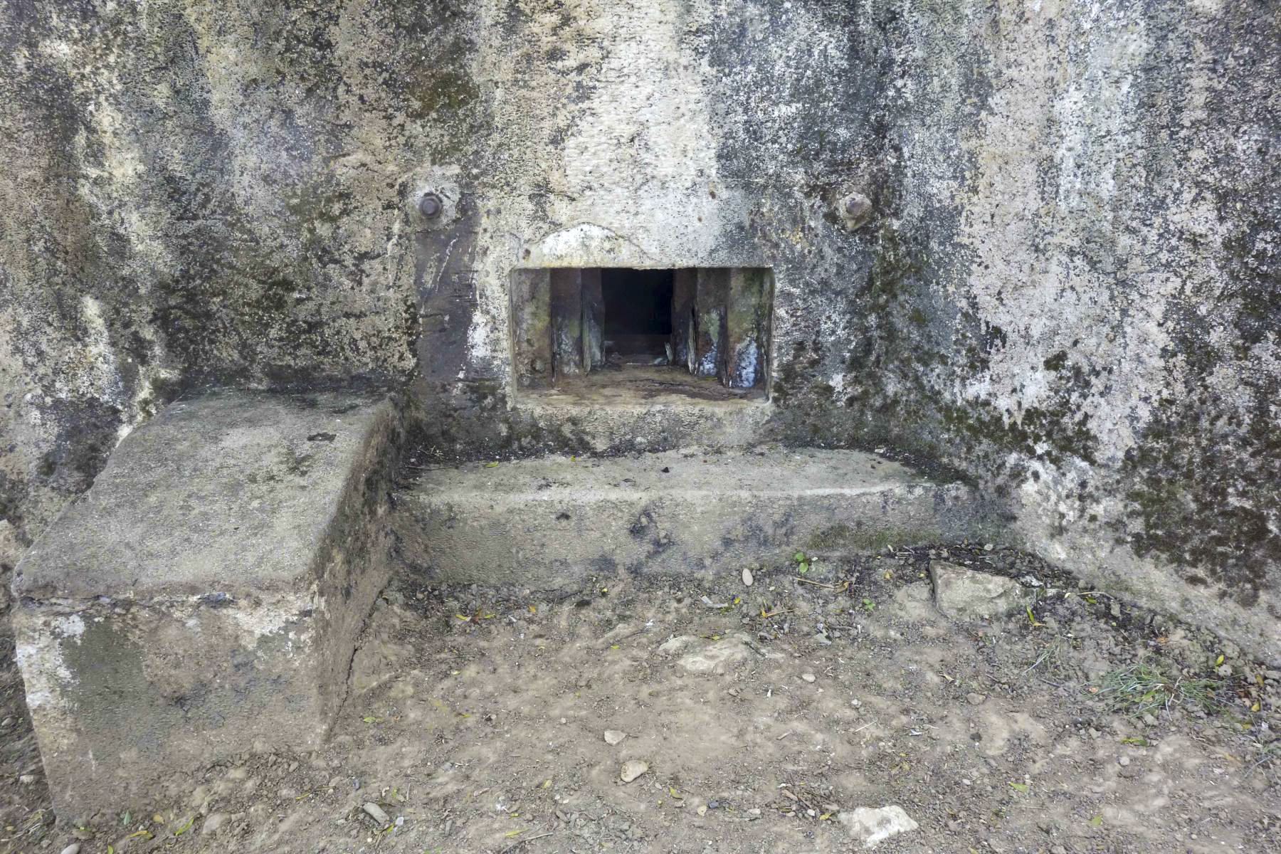 Ligne Maginot - CB316 - BROMMELSBERG SUD - (Blockhaus pour arme infanterie) - Vue rapprochée du créneau pour mitrailleuse