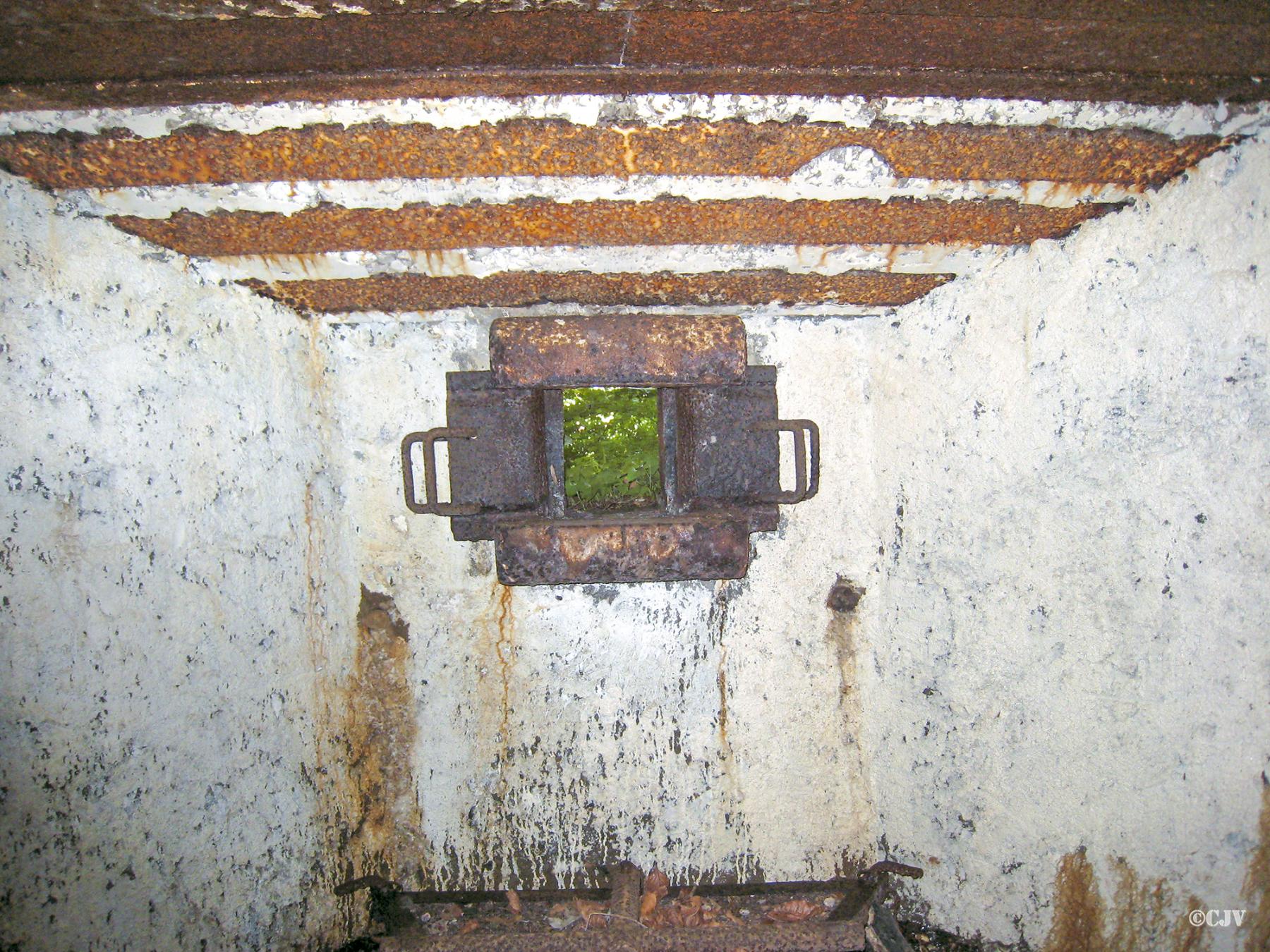 Ligne Maginot - CB332 - GINSKLOPP SUD - (Blockhaus pour arme infanterie) - Trémie Condé pour une mitrailleuse - Lia VERMEULEN