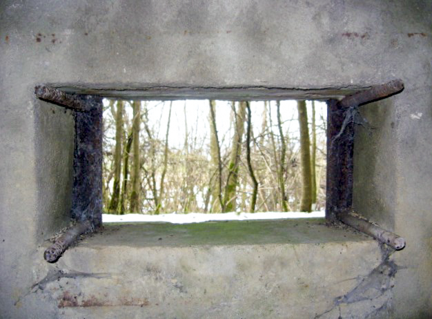 Ligne Maginot - OLFERDINGER 3 - (Blockhaus pour arme infanterie) - Gros plan sur une embrasure
Les tiges filetées servent à fixer le bouclier de protection.