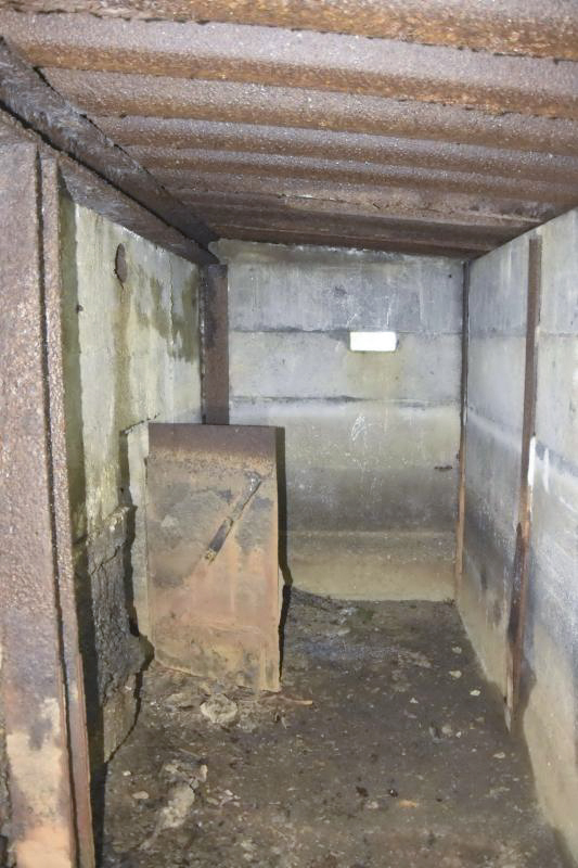 Ligne Maginot - CB226 - BOIS DE CATTENOM 02 - (Blockhaus pour arme infanterie) - Intérieur de la construction en appendice et la porte d'entrée du blockhaus. - D.Froehly