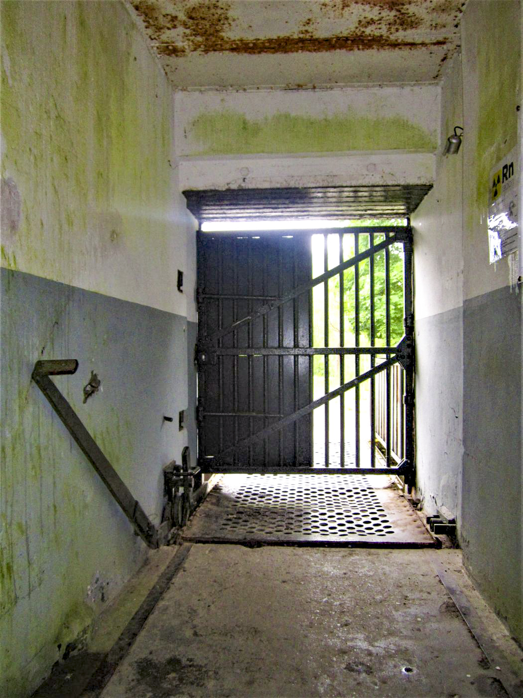 Ligne Maginot - FOUR A CHAUX - FAC - (Ouvrage d'artillerie) - Entrée des hommes
Grille et passerelle amovible
