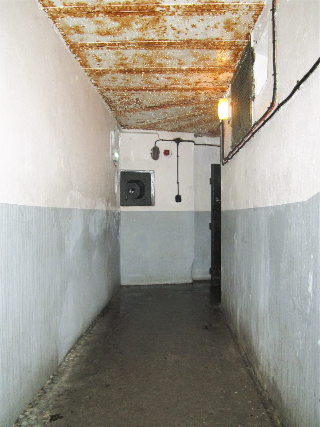 Ligne Maginot - FOUR A CHAUX - FAC - (Ouvrage d'artillerie) - Entrée des hommes
Créneau FM de défense intérieur
