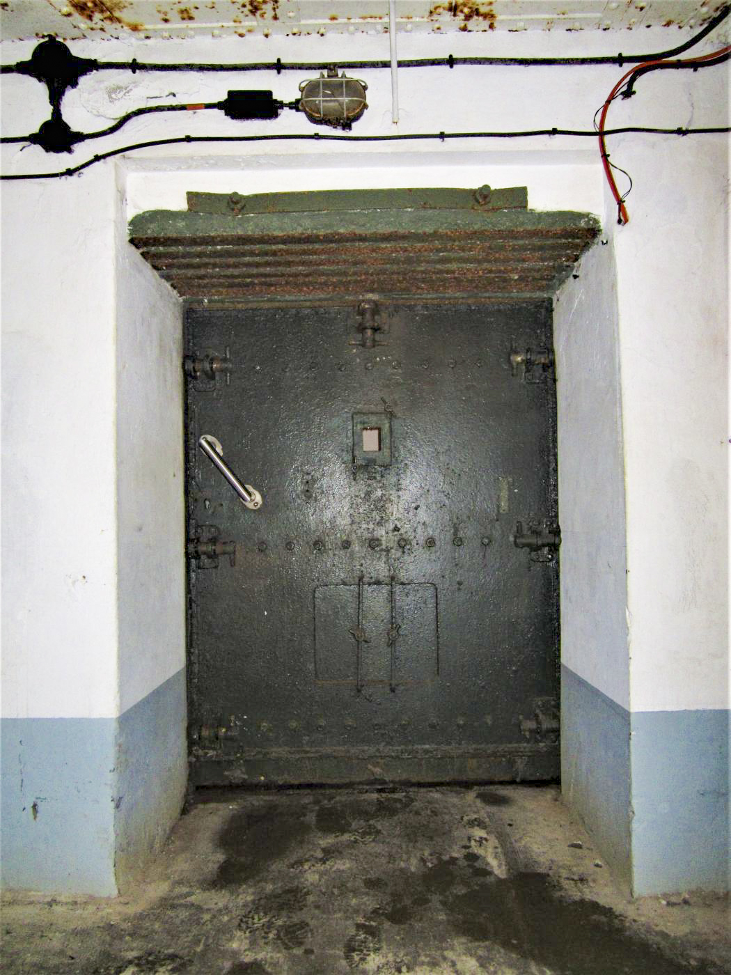 Ligne Maginot - FOUR A CHAUX - FAC - (Ouvrage d'artillerie) - Entrée des hommes
Porte blindée
