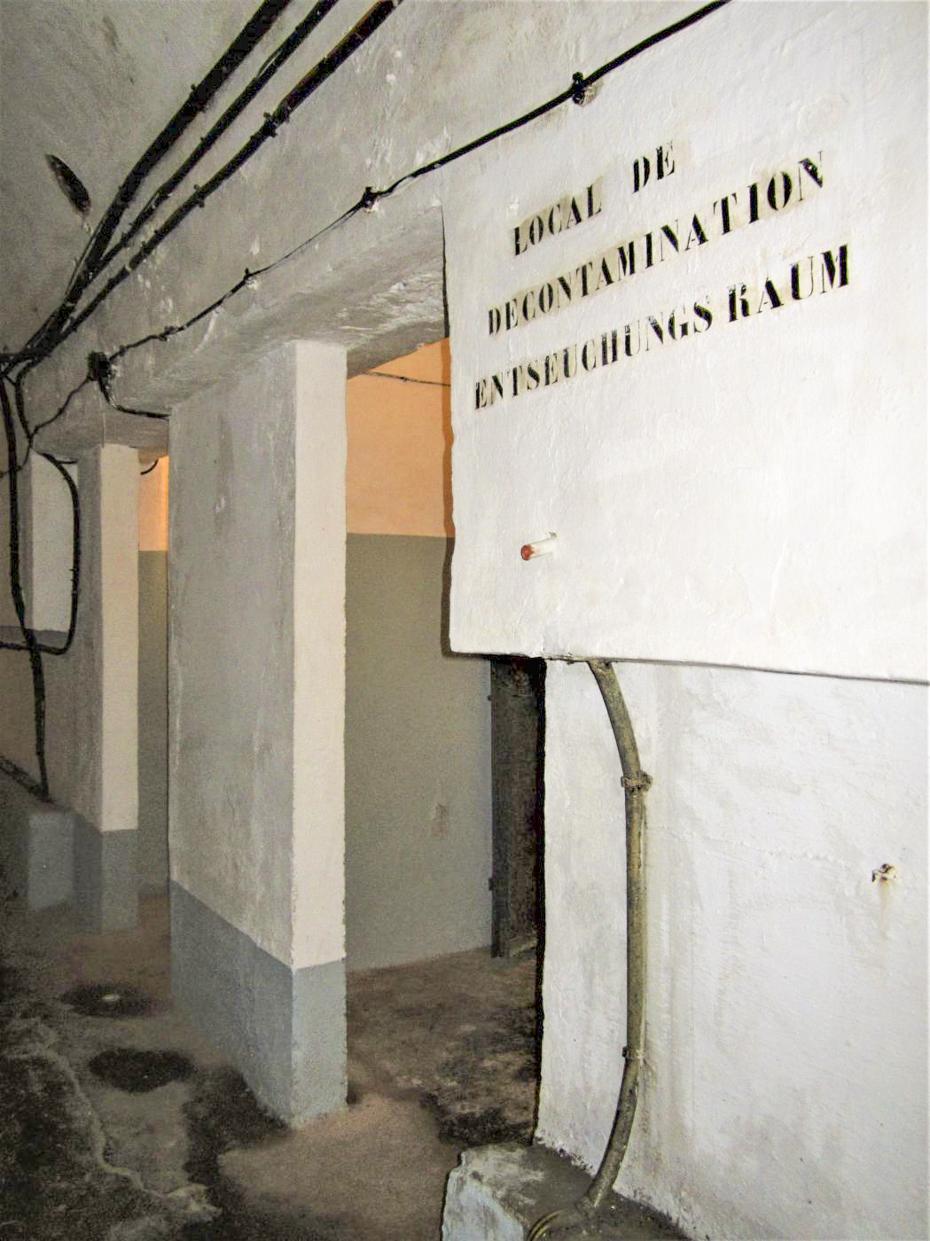 Ligne Maginot - FOUR A CHAUX - FAC - (Ouvrage d'artillerie) - Entrée des hommes
Local de décontamination