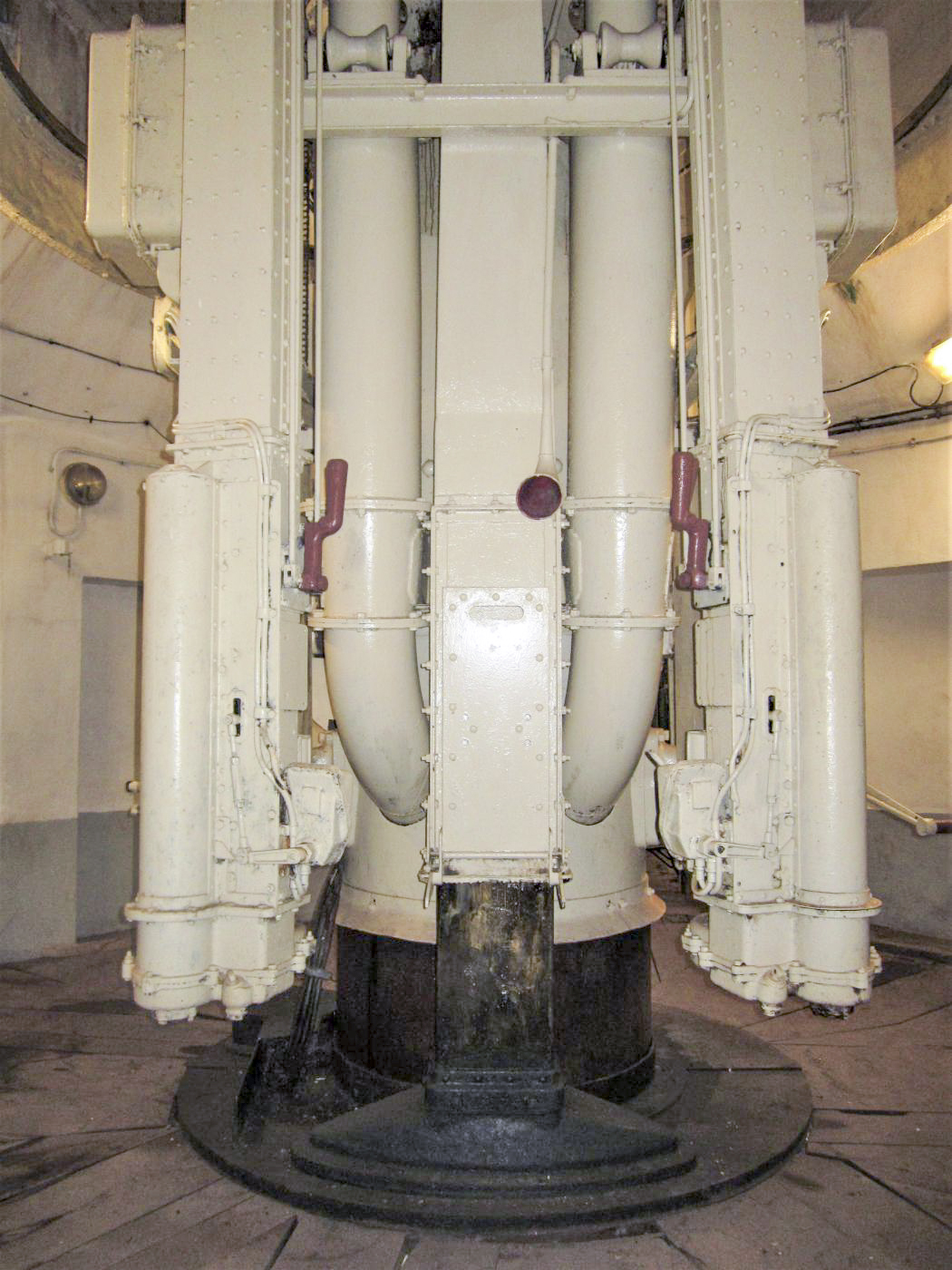 Ligne Maginot - FOUR A CHAUX - FAC - (Ouvrage d'artillerie) - Bloc 2
Etage intermédiaire de la tourelle de 75
L'axe pivot et les norias d'approvisionnement