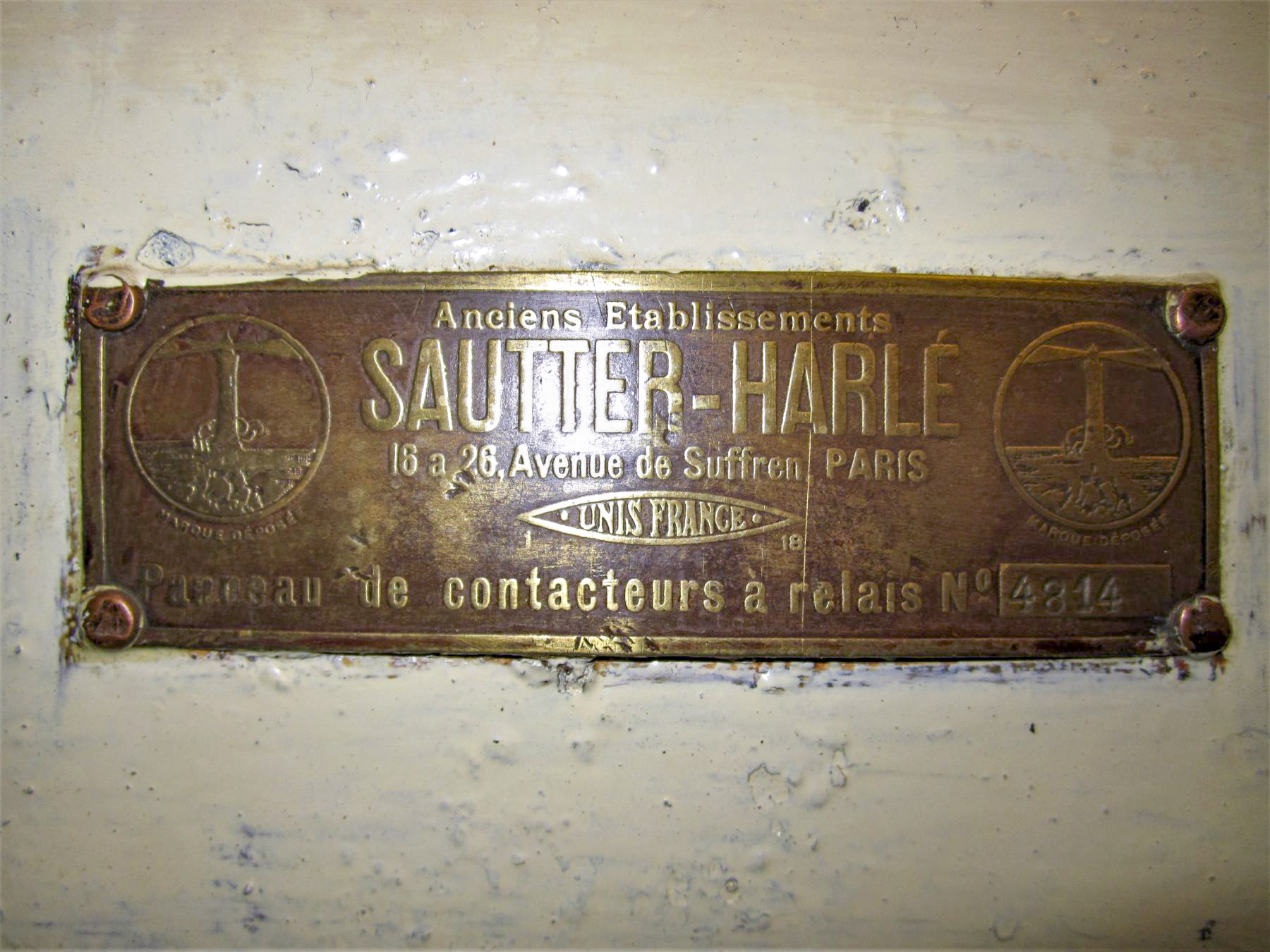 Ligne Maginot - FOUR A CHAUX - FAC - (Ouvrage d'artillerie) - Bloc 2
Etage intermédiaire de la tourelle de 75
Panneau de contacteurs à relais