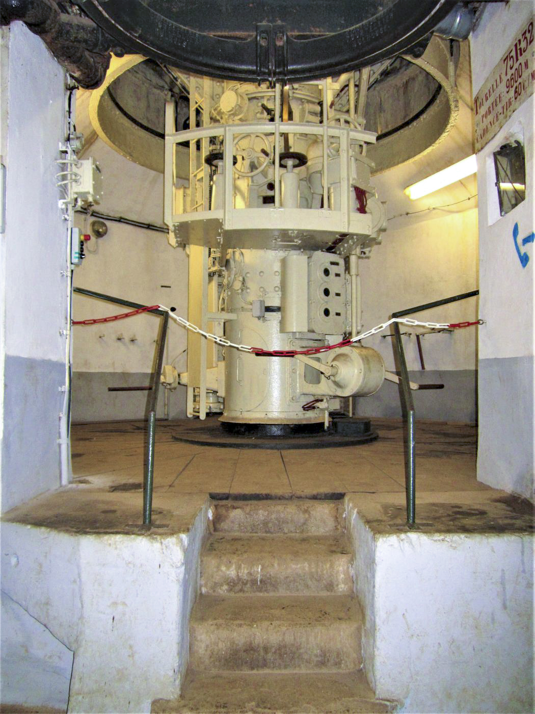 Ligne Maginot - FOUR A CHAUX - FAC - (Ouvrage d'artillerie) - Bloc 2
Etage intermédiaire de la tourelle de 75
le monorail Tourtellier est visible en haut de la photo