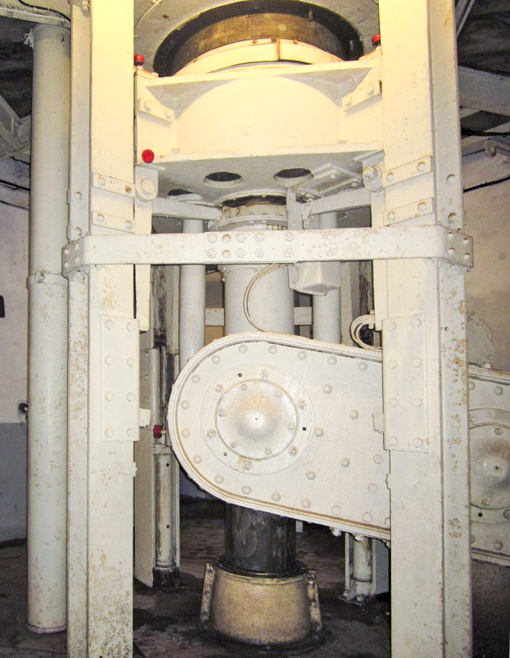 Ligne Maginot - FOUR A CHAUX - FAC - (Ouvrage d'artillerie) - Bloc 2
Etage inférieur de la tourelle de 75
Axe pivot et balancier