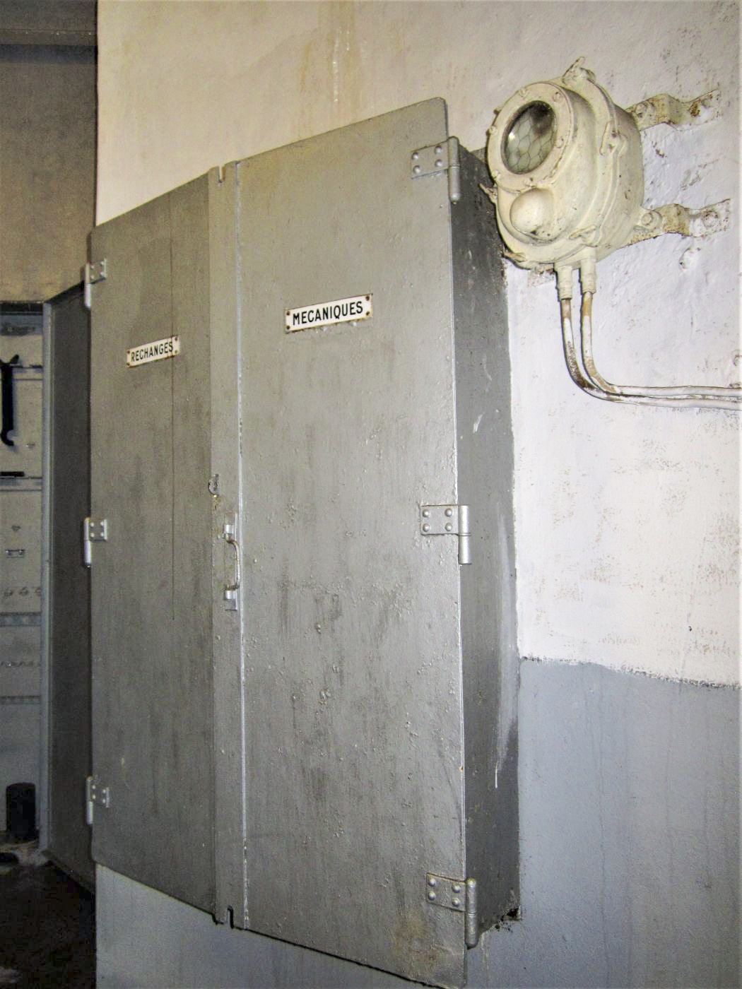 Ligne Maginot - FOUR A CHAUX - FAC - (Ouvrage d'artillerie) - Bloc 2
Etage inférieur de la tourelle de 75
Armoire des pièces de rechange