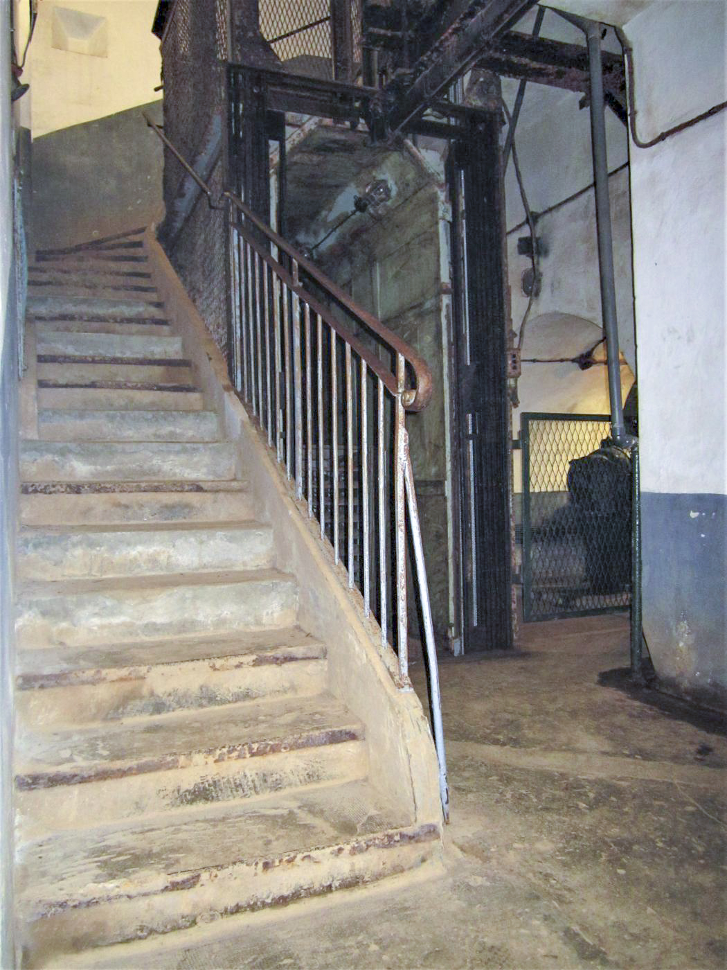 Ligne Maginot - FOUR A CHAUX - FAC - (Ouvrage d'artillerie) - Bloc 2
Pied de l'escalier et monte-charge