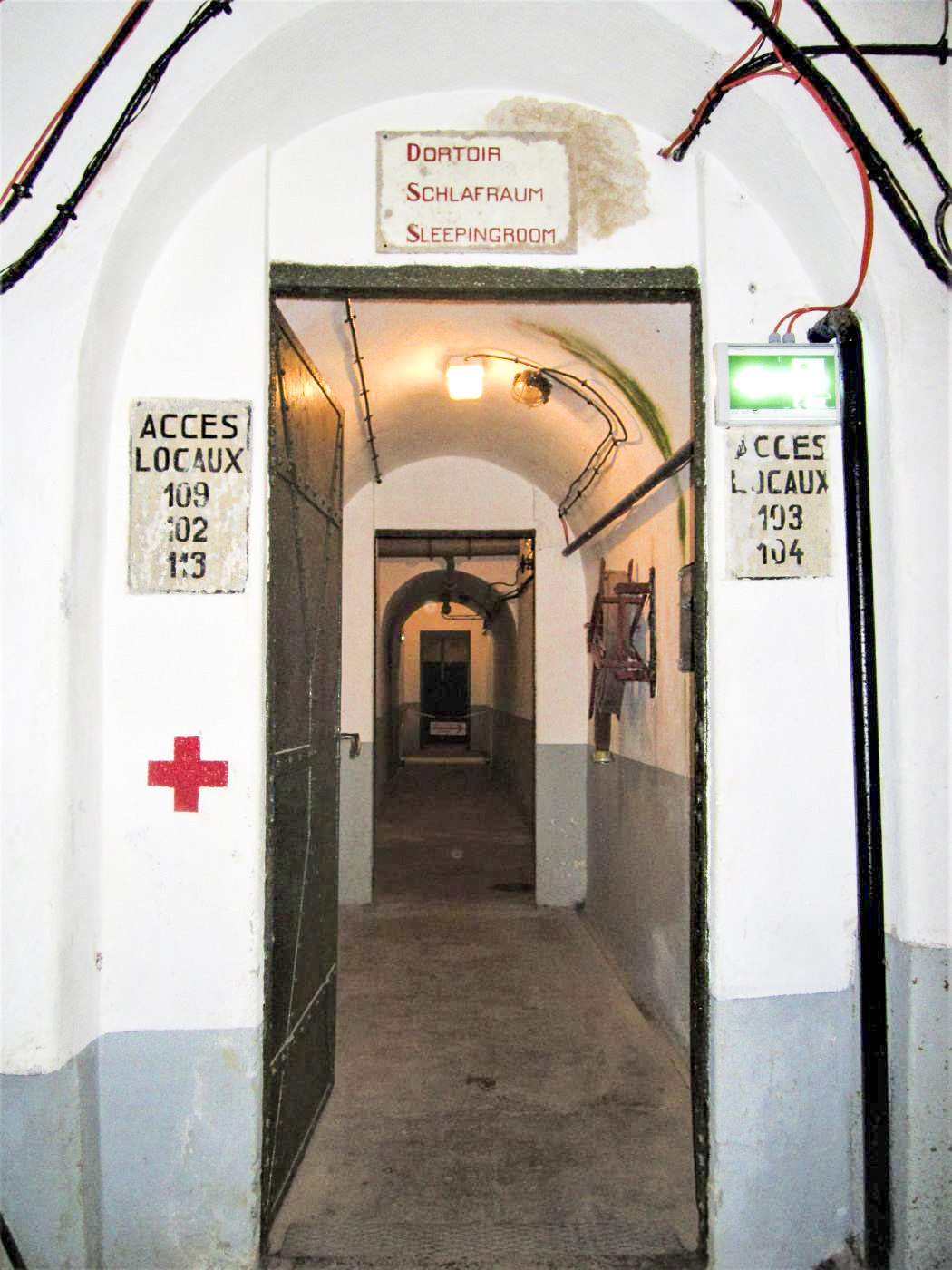 Ligne Maginot - FOUR A CHAUX - FAC - (Ouvrage d'artillerie) - Caserne
Accès au dortoir et à l'infirmerie