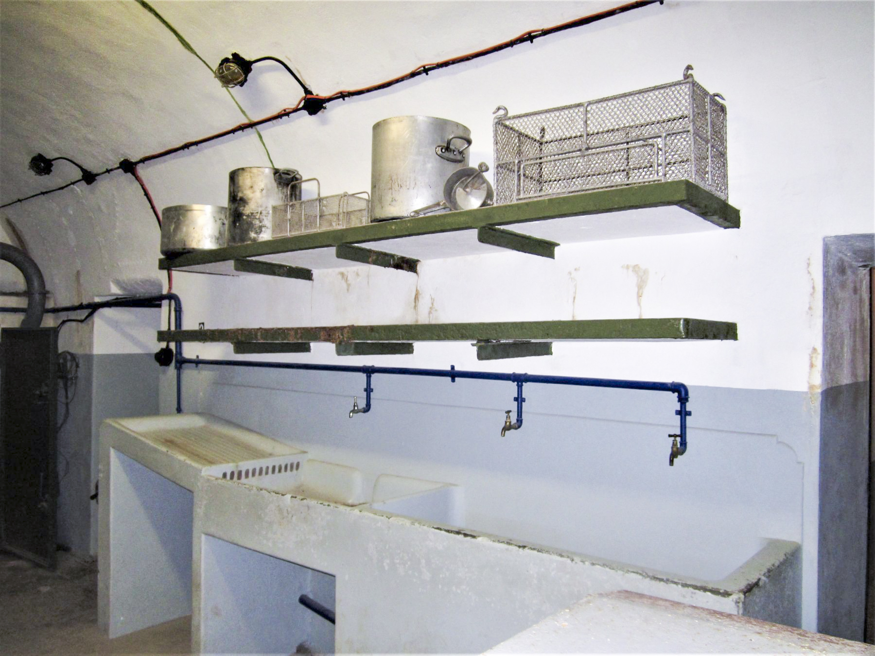Ligne Maginot - FOUR A CHAUX - FAC - (Ouvrage d'artillerie) - Eviers et étagères