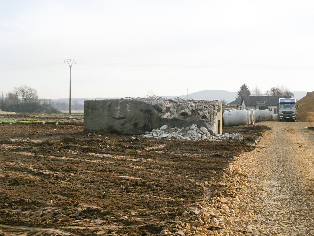 Ligne Maginot - CB118 - UNTERHAUSEN - (Blockhaus pour canon) - Une vue pour le situer par rapport aux habitations et au RFM 35 utilise comme support pour l'antenne pour la télé cablée