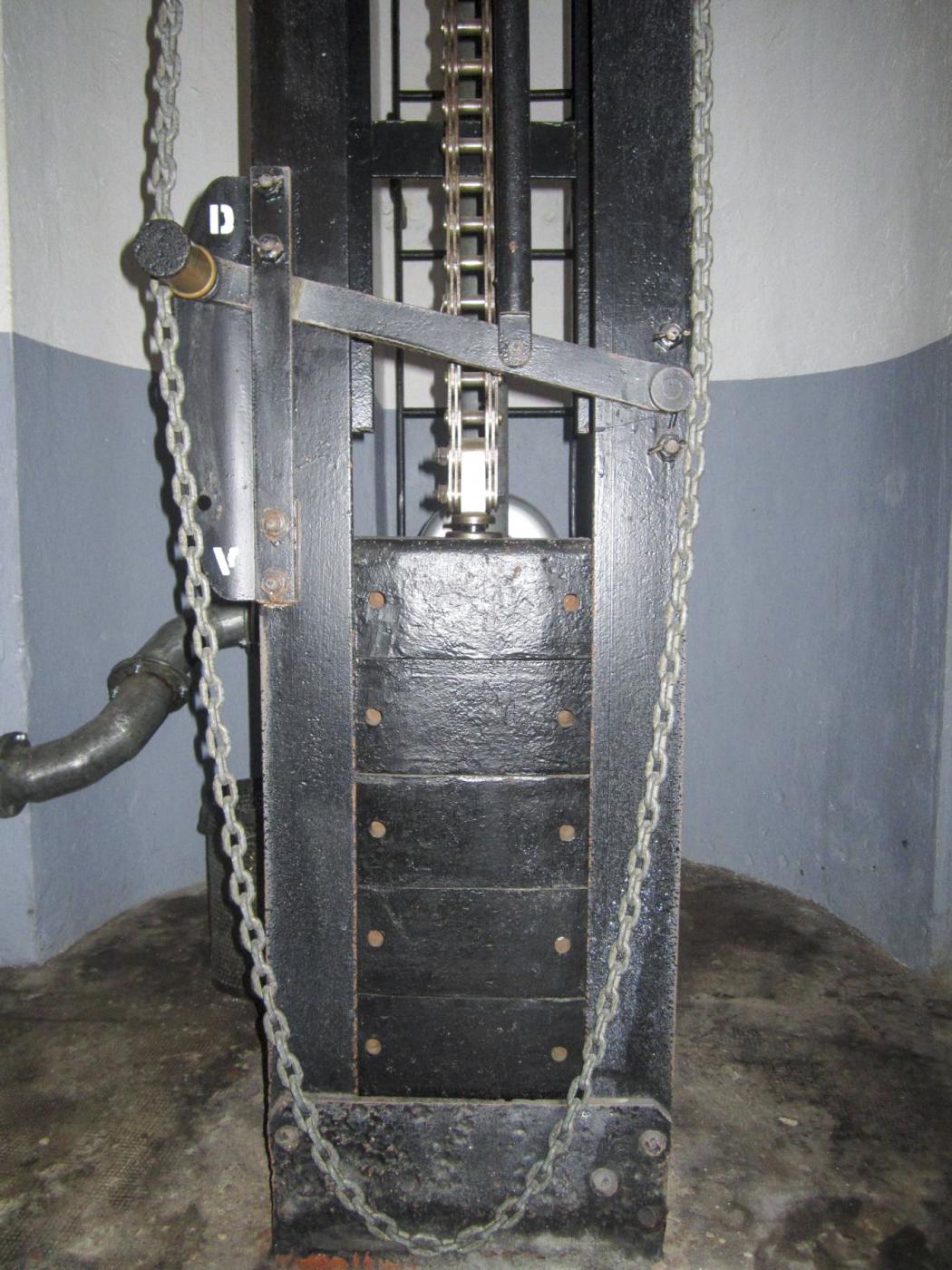 Ligne Maginot - OBERROEDERN SUD - RIEFFEL - (Casemate d'infanterie - Double) - Contrepoids du plancher mobile
levier de verrouillage/déverrouillage et chaîne de commande du plancher mobile (manoeuvre de secours)