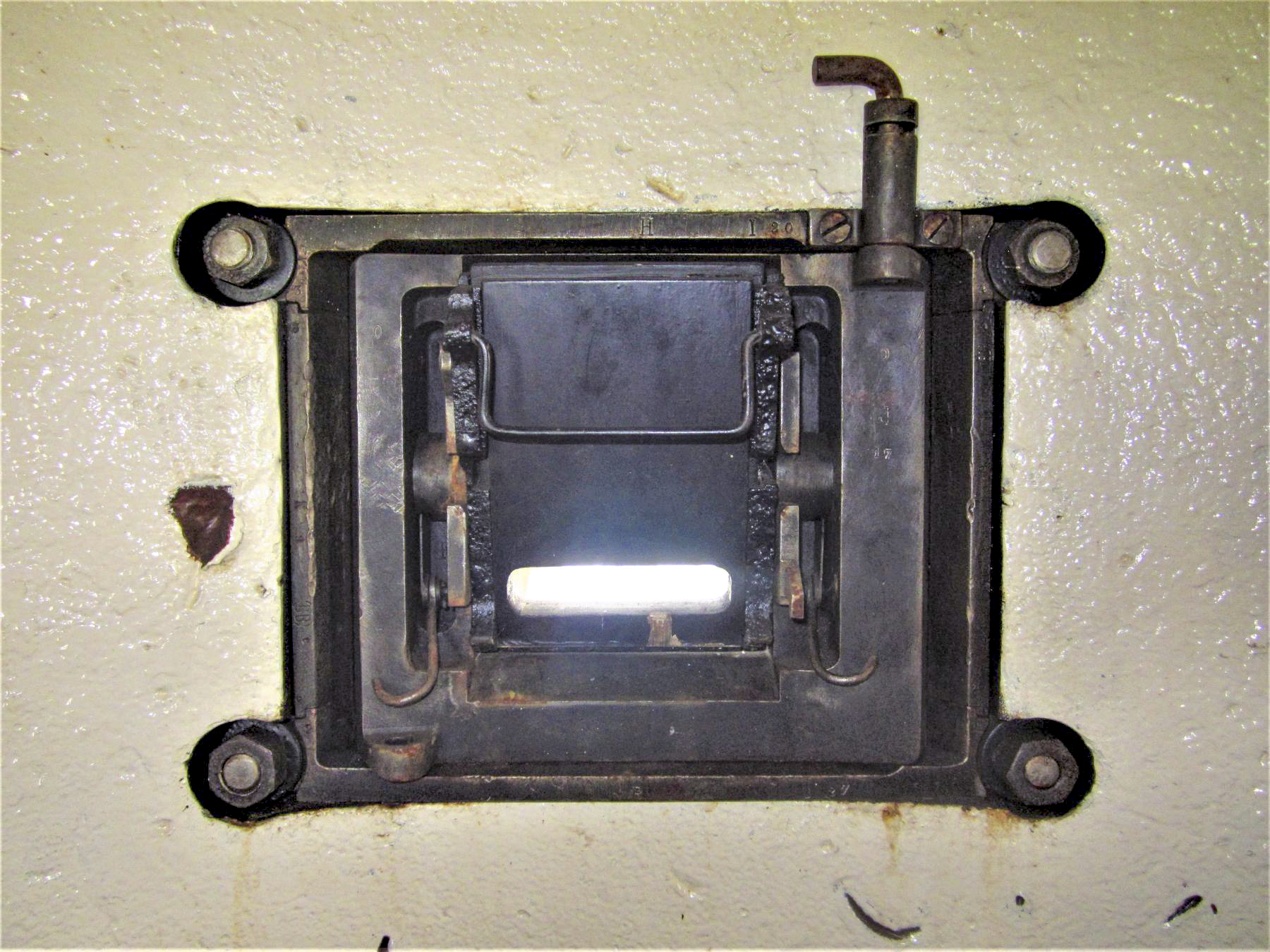 Ligne Maginot - OBERROEDERN SUD - RIEFFEL - (Casemate d'infanterie - Double) - Créneau équipé de son bloc épiscope