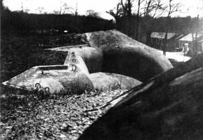 Ligne Maginot - KOBENBUSCH  - A13 - (Ouvrage d'artillerie) - Entrée munitions
Le dessus de l'entrée munitions et le casernement léger au fond