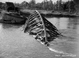Ligne Maginot - 49SM - 69 MVF - PONT RAIL DE ROPPENHEIM - (DMP - Dispositif de Mine Permanent) - Le pont détruit
Image extraite du film d'André Périé sur la reconstruction du pont