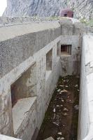 Ligne Maginot - PAS DU ROC - (Ouvrage d'artillerie) - Bloc 4
Créneaux des mortiers de 50 flanquant le Col du Fréjus. Noter le créneau FM de défense rapprochée dans l'axe du fossé.